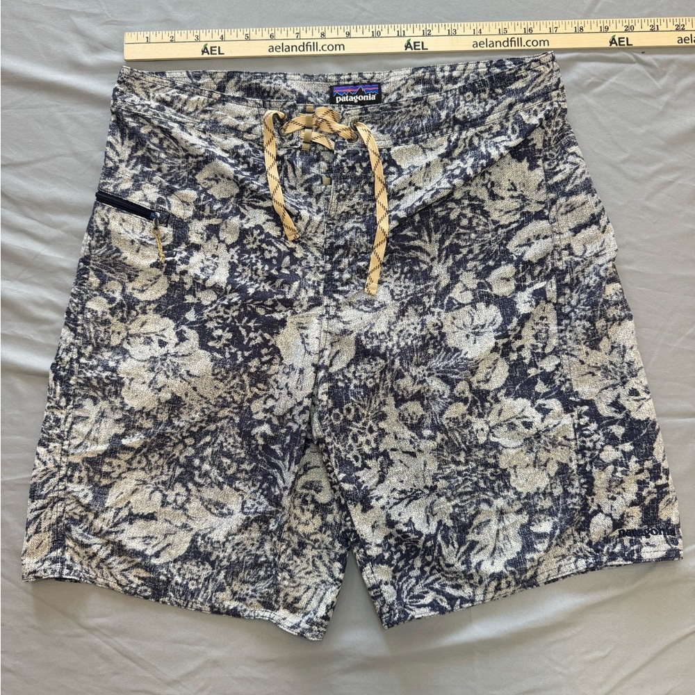 Patagonia Men's Navy and Cream Floral Board Shorts